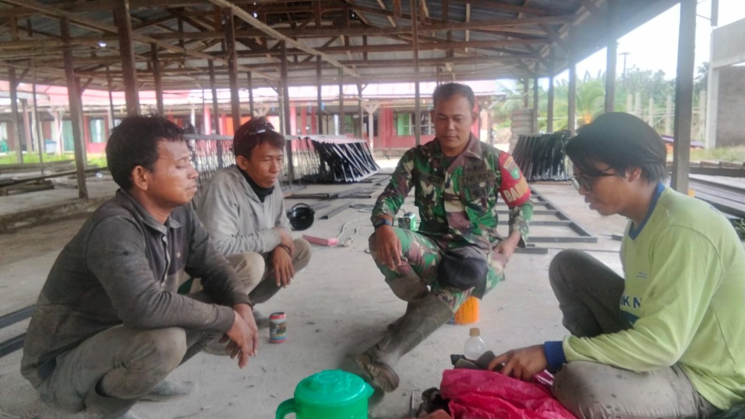 Babinsa 03/Tpl Komsos di Tengah Pembangunan KDMP