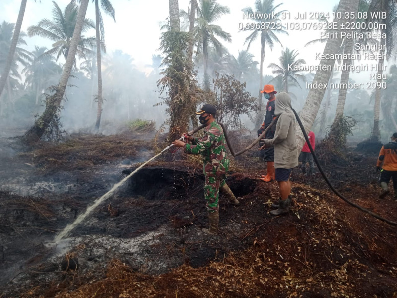 Babinsa Koramil 07/Reteh Lakukan Pemadaman Karhutla Dengan Masyarakat