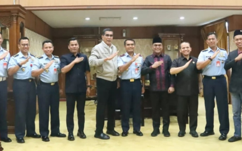 Pimpinan DPRD Riau Menerima Kunjungan Danlanud Roesmin Nurjadin Pimpinan DPRD Riau Menerima Kunjungan Danlanud Roesmin Nurjadin