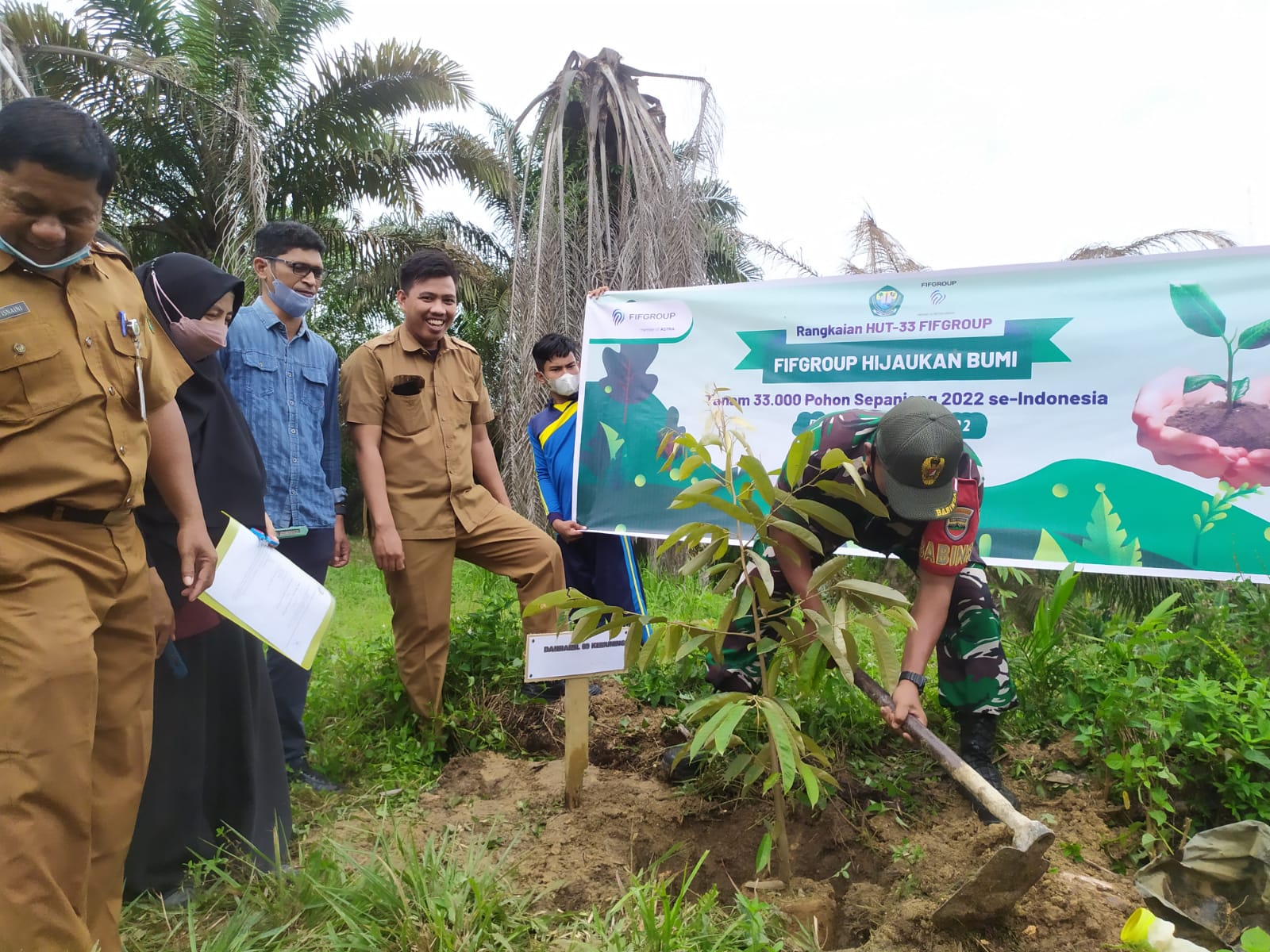 Koramil 09/Kemuning Lakukan Kegiatan Penanaman dan Pembibitan di SMK N1 Tuah Kemuning