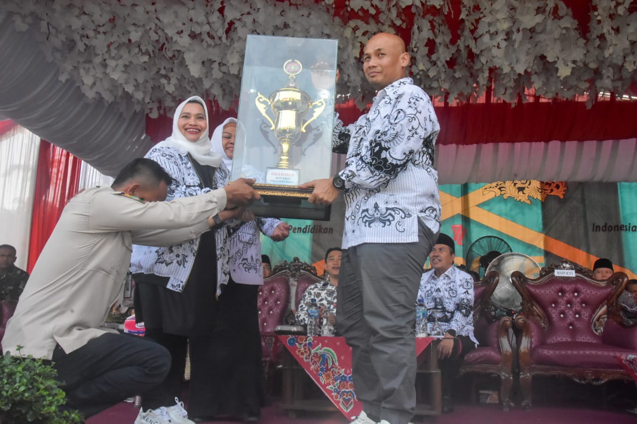 HGN dan Jambore PGRI Riau di Mandau, Bupati Kasmarni Sumbang Piala Bergilir