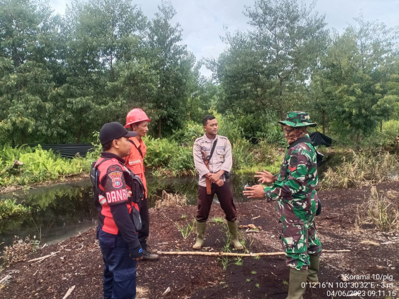 Babinsa Koramil 10/Pelangiran Lakukan Tindakan Pencegahan Karhutla Bersama Warga