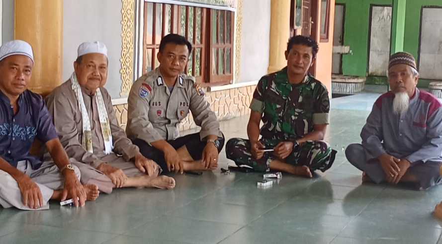 Babinsa Koramil 09/Kemuning Bersama Tokoh Agama Bentuk Kedekatan Melalui Komsos