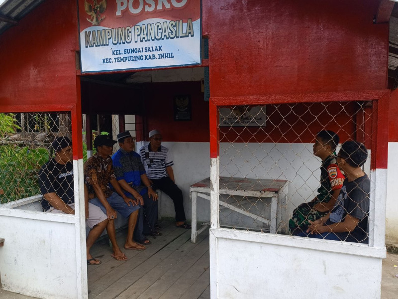 Sembari Komsos, Babinsa 03/Tpl Ajak Warga Kampung Pancasila Jaga Kebersamaan dan Cintai Lingkungan