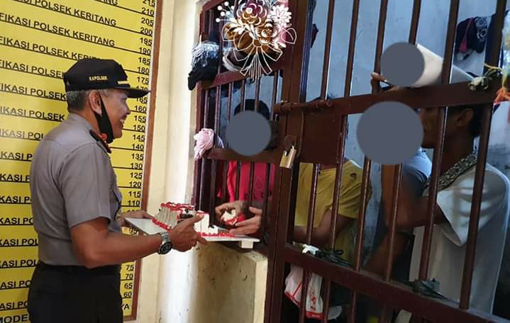 Jempol Deh, Kapolsek Keritang Berbagi Kue Ultah Bhayangkara 74 untuk Para Tahanan