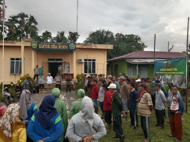 Danramil 03/Tpl Beri Pengarahan Kepada Upika dan Masyarakat Sebelum Gotong Royong