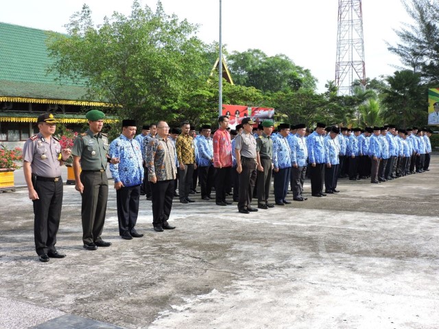 Dandim 0314/Inhil Ikuti Upacara 17 Hari Bulan di Halaman Kantor Bupati Inhil 