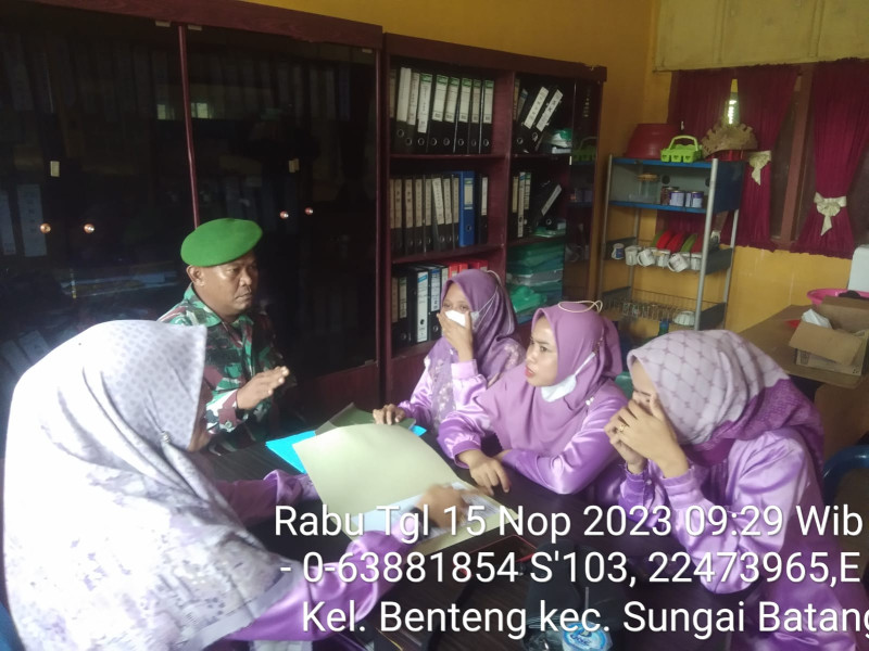 Melalui Komsos, Koramil 07/Reteh Bersama Staf Kelurahan Lakukan Pendataan Warga Baru