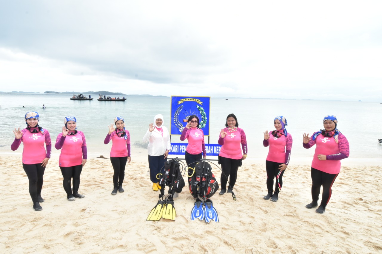 HKGB ke-68, Bhayangkari Kepri Tanam Terumbu Karang di Perairan Pulau Dedap