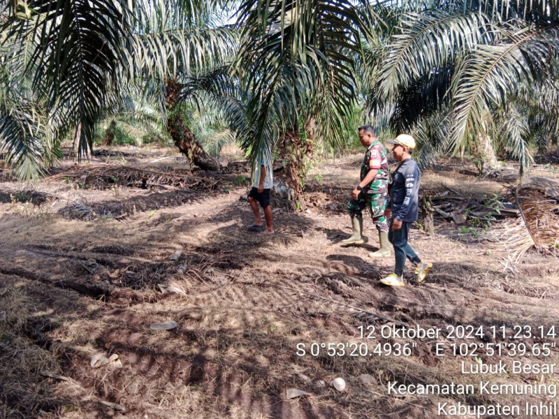 Sebagai Bentuk Kepedulian, Babinsa Koramil 09/Kemuning Giat Lakukan Pencegahan Kebakaran Hutan dan Lahan