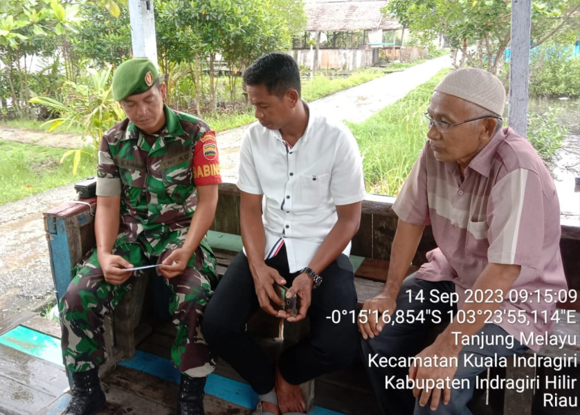 Babinsa Koramil 04/Kuindra Ciptakan Masyarakat Yang Rukun dan Harmonis Melalui Komsos