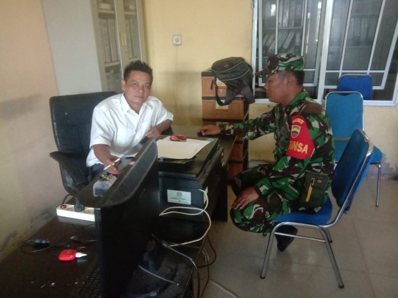 SAMBANGI KANTOR KELURAHAN, BABINSA KORAMIL 03/TPL KOMSOS DENGAN PERANGKAT LURAH UNTUK MENJAGA HUBUNGAN BAIK