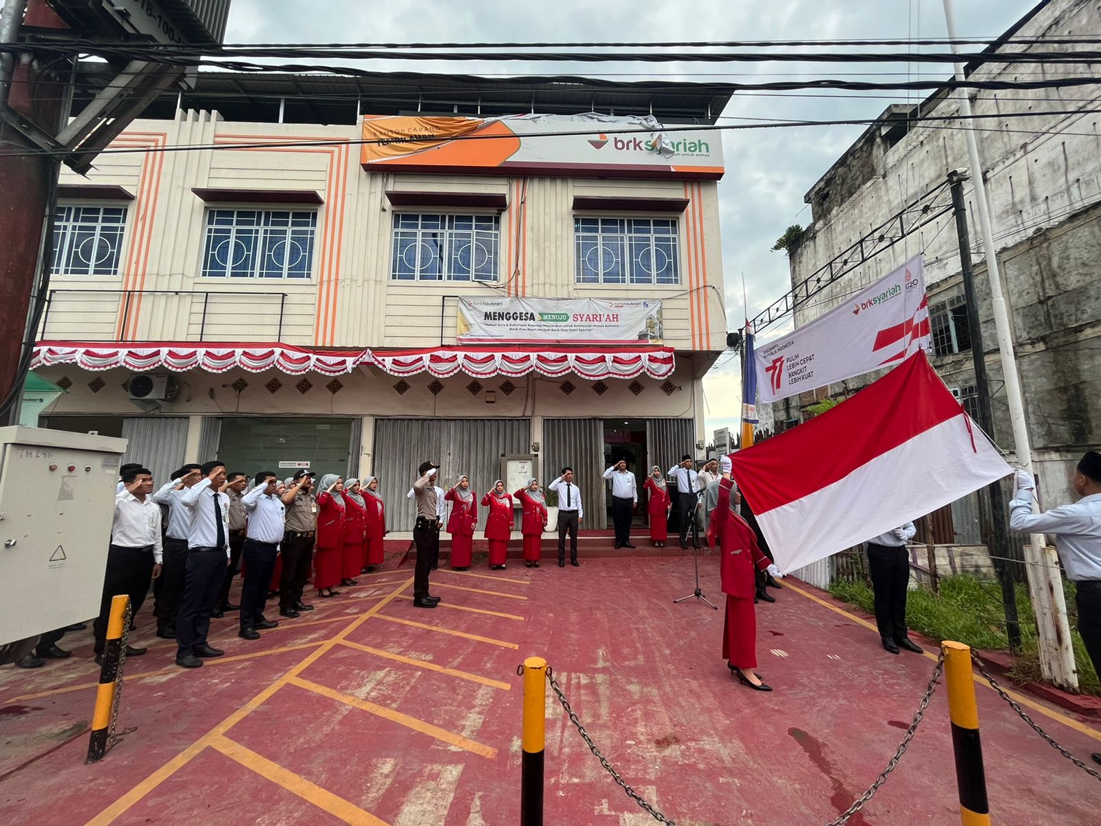 Peringati HUT RI Ke-77, Bank Riau Kepri Syariah Cabang Tembilahan Laksanakan Upacara Bendera 