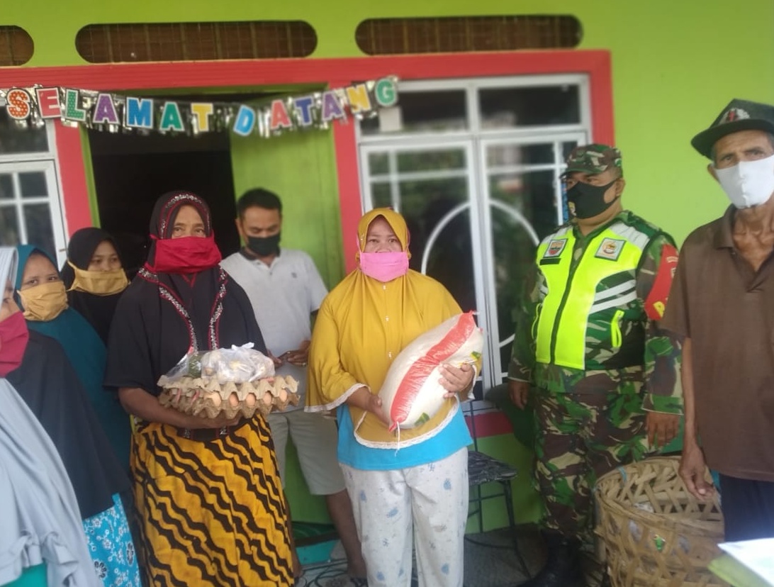 Babinsa Koramil 04/Kuindra Kawal Penyaluran Bantuan Sembako Desa Perigi Raja dan Tanjung Melayu