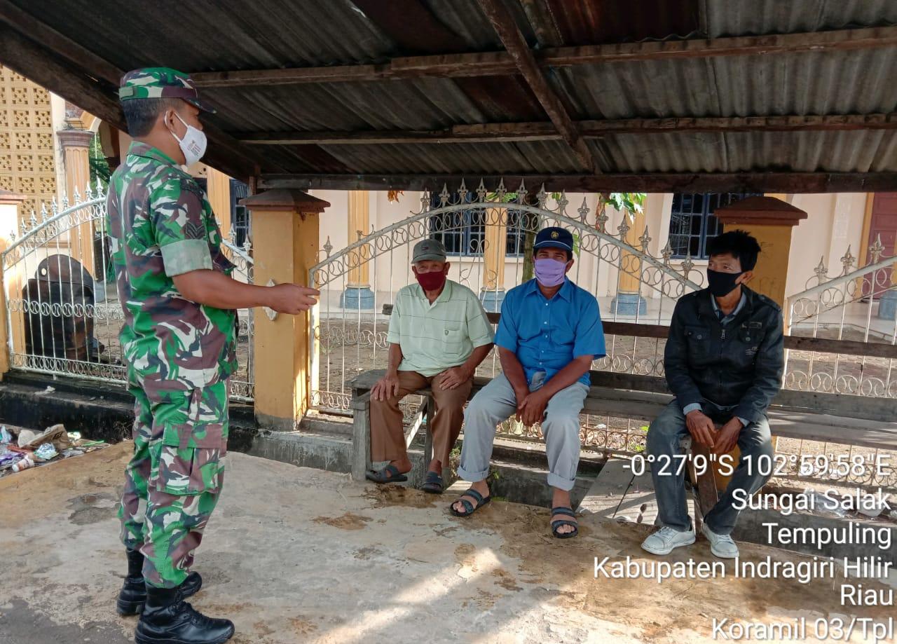 Ciptakan Kedekatan Bersama Warga, Babinsa 03/Tempuling Rutin Melaksanakan Komsos