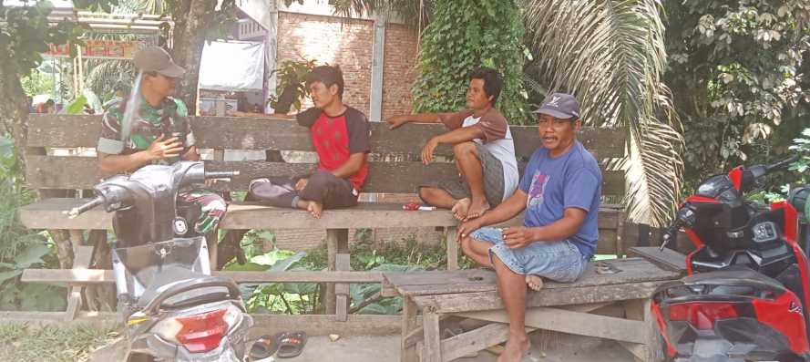 Babinsa Koramil 09/Kemuning Bentuk Kedekatan dan Silaturrahmi Bersama Warga