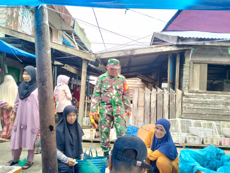 Babinsa Koramil 04/Kuindra Tinjau Pedagang Pasar Terkait Stok Sembako