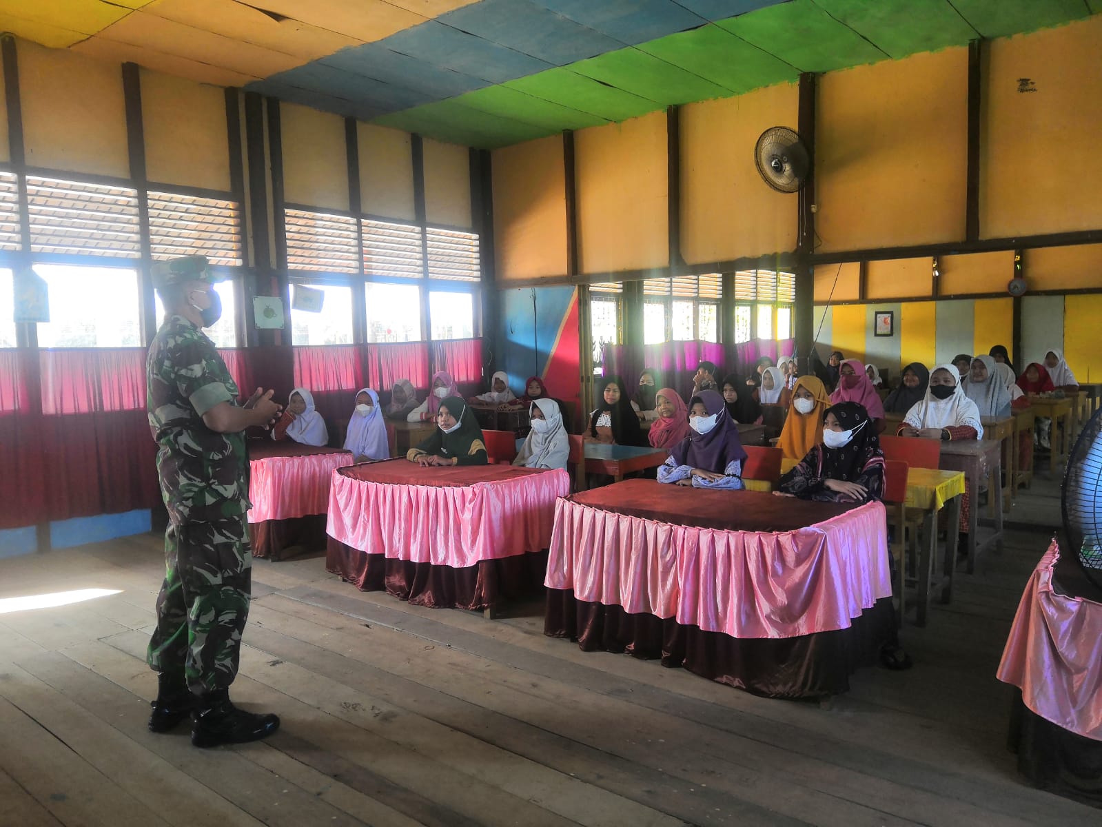 Sambangi Sekolah, Babinsa 03/Tempuling Berikan Wasbang dan Edukasi Prokes