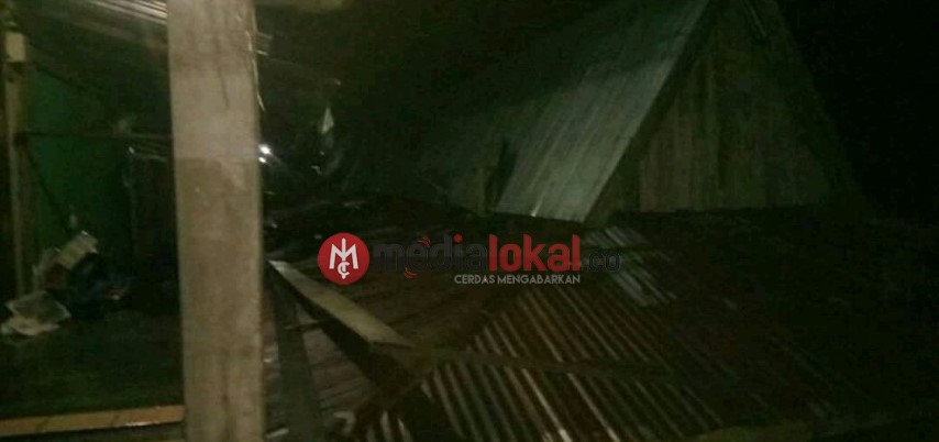 Hujan Deras Disertai Angin Kencang, Robohkan Kantin Pasar Teluk Bunian  Hujan Deras Disertai Angin Kencang, Robohkan Kantin Pasar Teluk Bunian