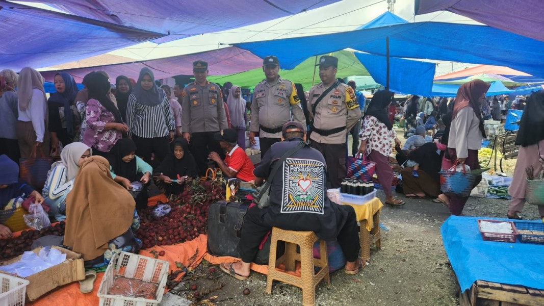 Jelang Bulan Ramadhan 1446 H, Kapolsek Kempas Intensifkan Patroli dan Sambang Pasar Kilo 8 Harapan Tani