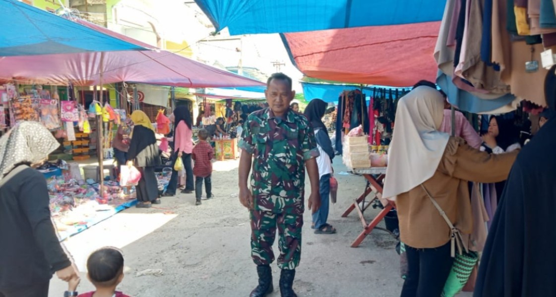 Bhabinsa Koramil 05/Gas Rutin Patroli di Pasar Mingguan Di Kuala Lahang