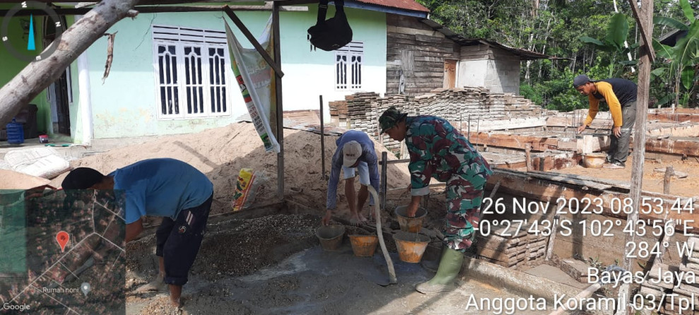 Sinergi TNI Bersama Rakyat, Babinsa 03/Tpl Bantu Bangun Rumah Warga
