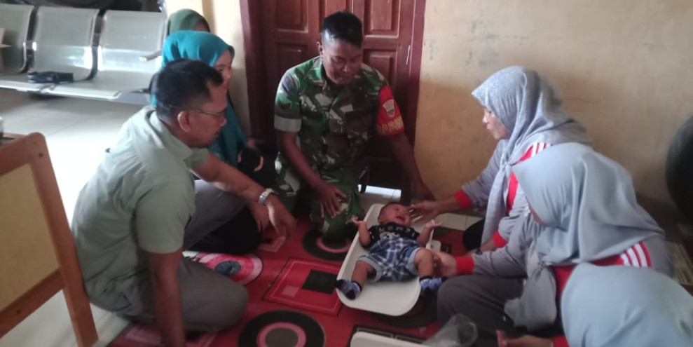 Wujudkan Masyarakat Sehat, Danramil 09/Kmg Dampingi Pemberian Gizi Pada Kegiatan Posyandu UPT Puskesmas