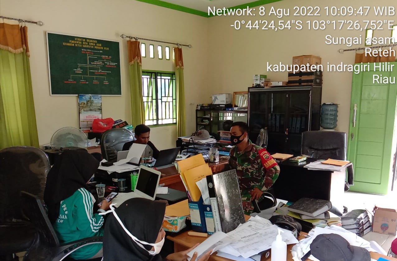 Jalin Silaturahmi, Babinsa Gelar Komsos Bersama Perangkat  Desa Sungai Asam