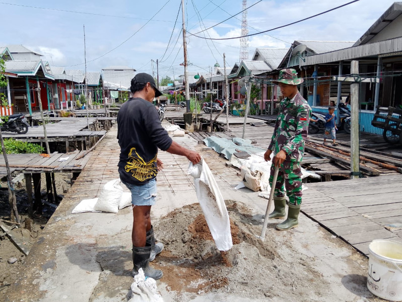 Bersama Warga, Babinsa Koramil 05/GAS Pratu Yakub Goro Perbaikan Jalan Desa