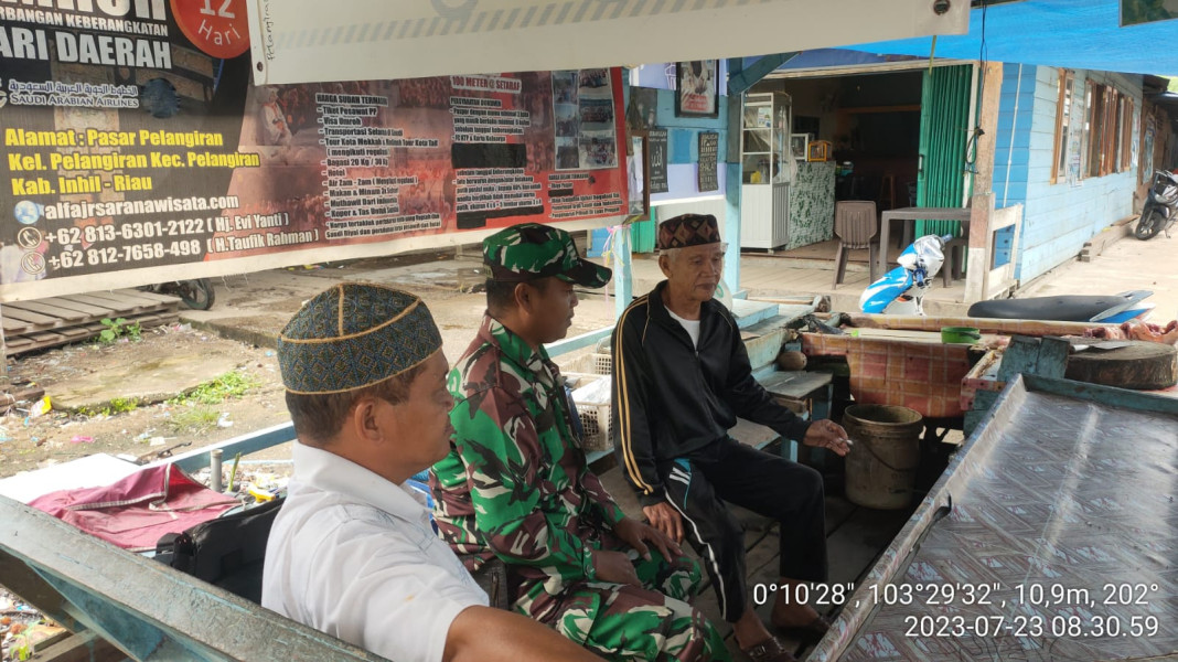 Ciptakan Kedekatan Dengan Warga Bersama Babinsa Koramil 10/Pelangiran