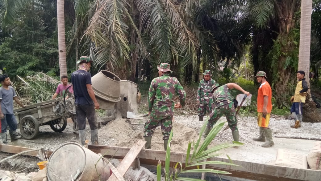 TNI dan Warga Bangun Jalan di Desa Temiang, Bengkalis