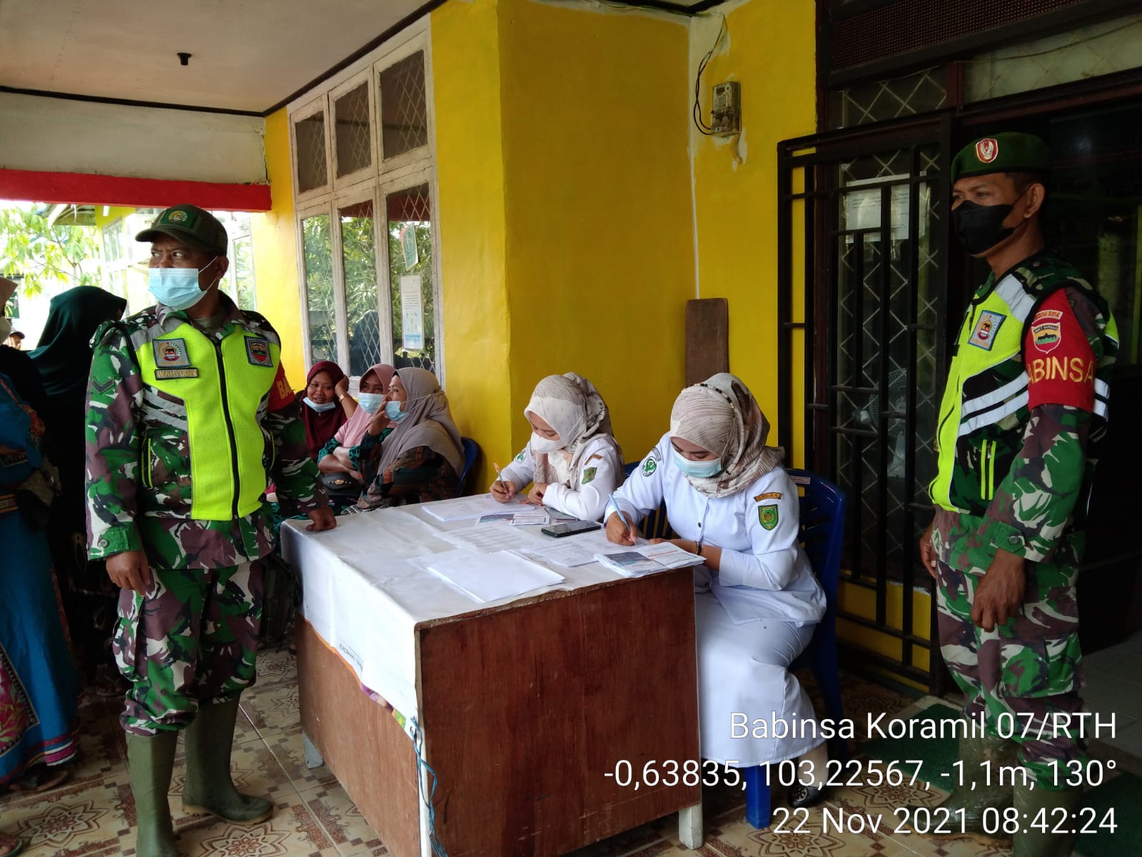 Babinsa 07/Reteh Kembali Dampingi Vaksinasi di Kantor Desa Pesenggerahan