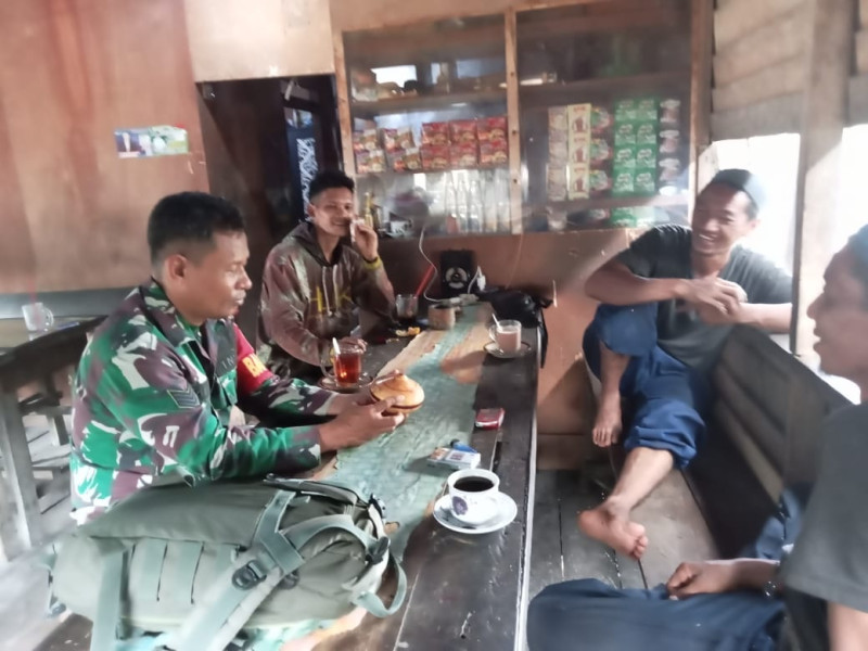 Babinsa Koramil 05/Gas Serka Nawawi Sambangi Warga di Warung Kopi