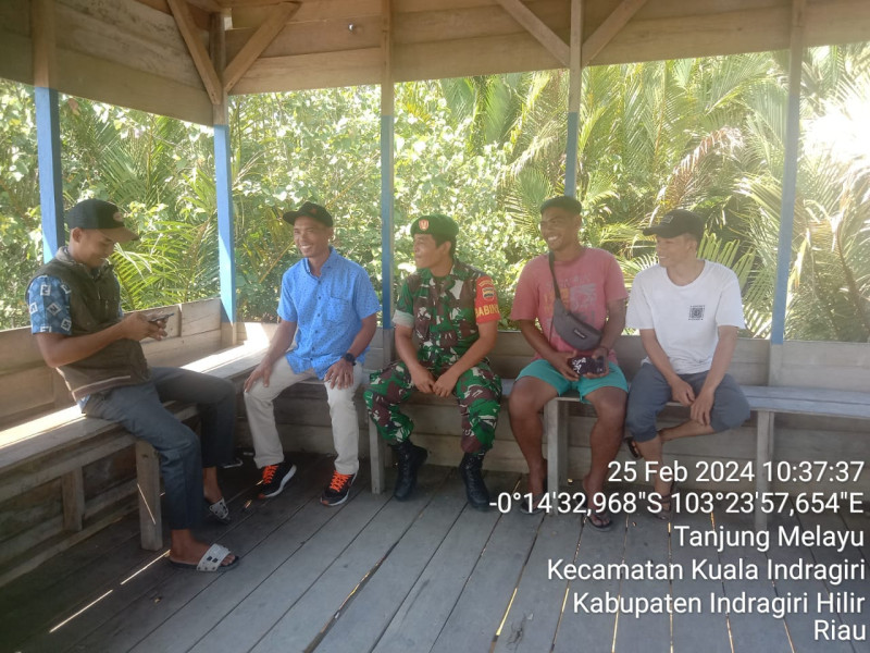 Ciptakan Masyarakat Yang Harmonis Melalui Komsos Bersama Babinsa Koramil 04/Kuindra