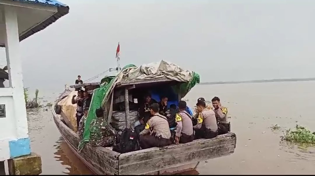 Terkait Logistik Pemilu, Anggota Koramil 04/Kdr dan Kepolisian Bantu Lakukan Pengawalan