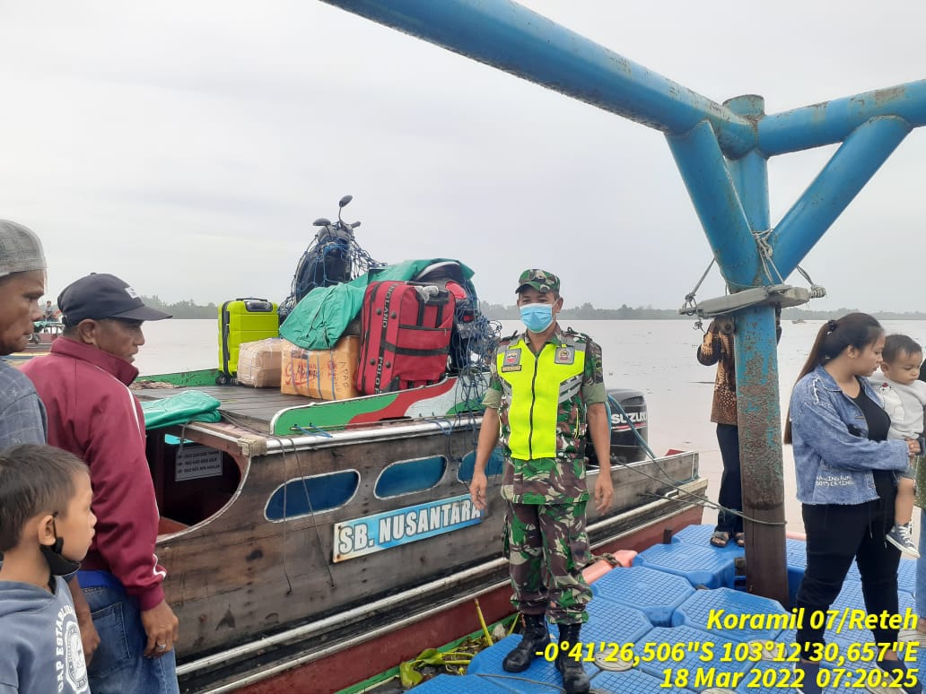 2 Orang Babinsa Koramil 07/Reteh Sosialisasikan dan Pantau Protkes di Tempat Umum 