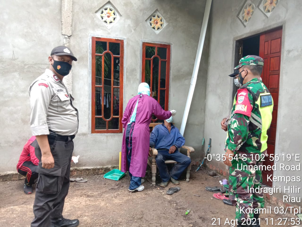 Tracing Contact Covid-19, Babinsa 03/Tempuling dan Bhabinkamtibmas Dampingi Tim Tracer Puskesmas 