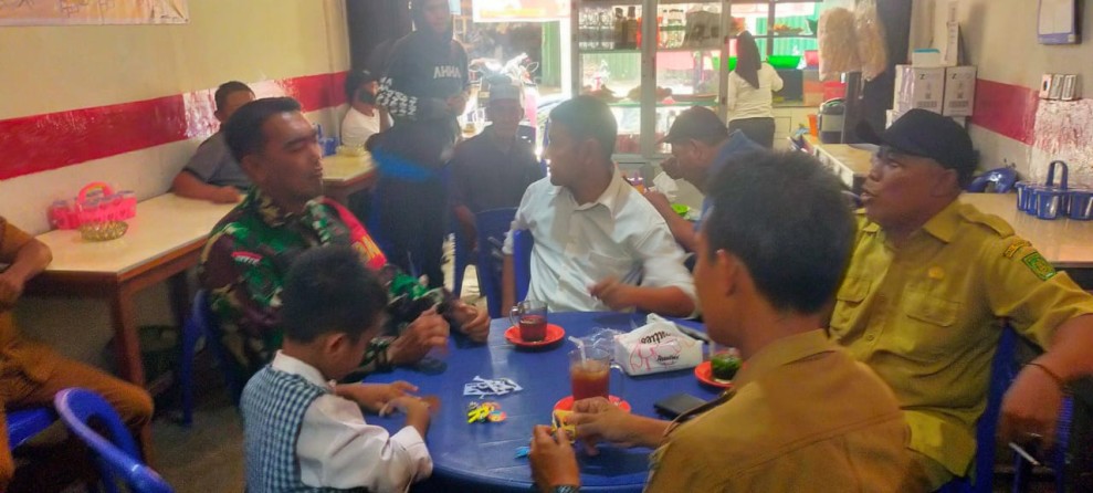 Babinsa Koramil 07/RTH Laksanakan Komsos dengan Staf SMP N 1 Pulau Kijang