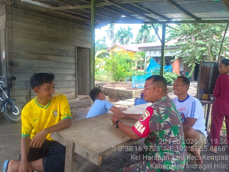 Komsos Babinsa Koramil 03/Tempulimg Bersama Para Pemuda Ciptakan Keamanan dan Ketertiban Dibulan Suci Ramadhan