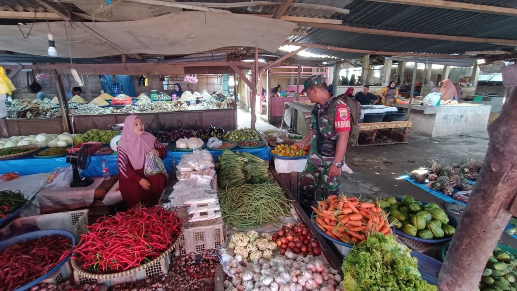 BABINSA KORAMIL 03/TEMPULING GENCAR MEMANTAU HARGA SEMBAKO DI PASAR TRADISIONAL