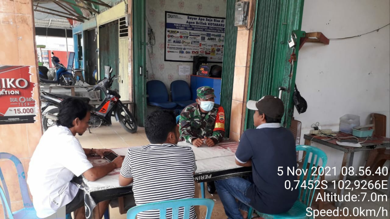 Rawat Hubungan Baik, Babinsa Koramil 09/Kemuning Rutin Lakukan Komsos Bersama Masyarakat