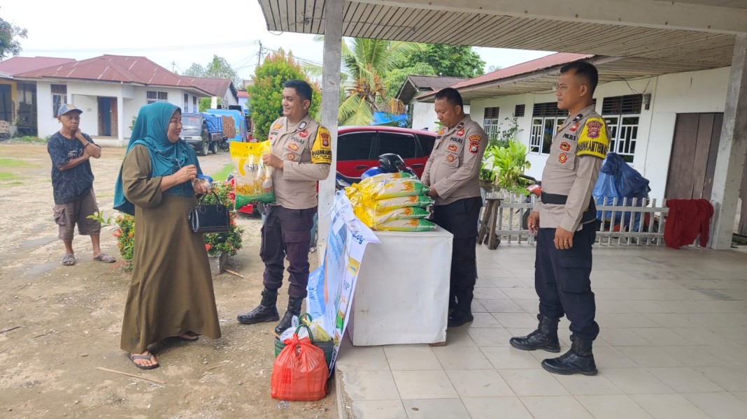 Polsek Tempuling Salurkan Beras SPHP Untuk Warga