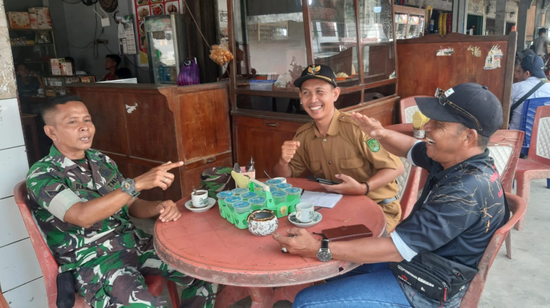 Terkait Situasi di Binaan, Koramil 07/Reteh Serda Ramli Berbagi Informasi Dengan Warga