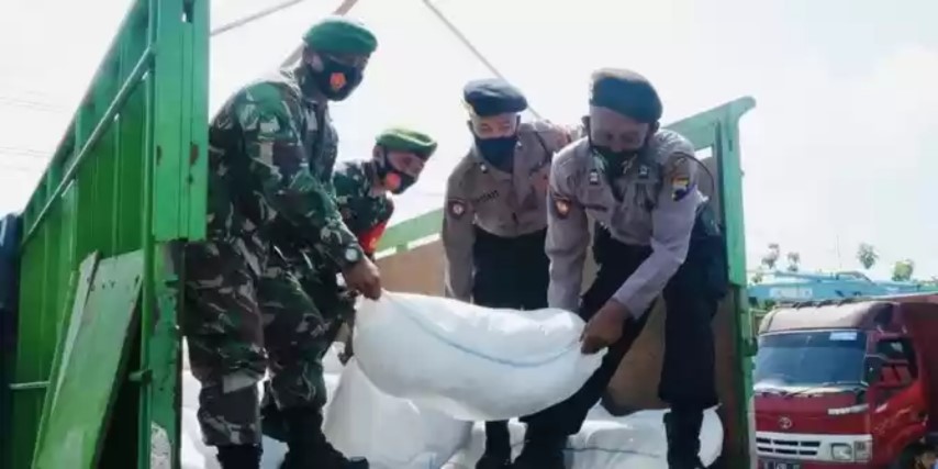 Polisi dan TNI Salurkan 11 Ton Beras untuk Warga Klaten Terdampak Covid-19