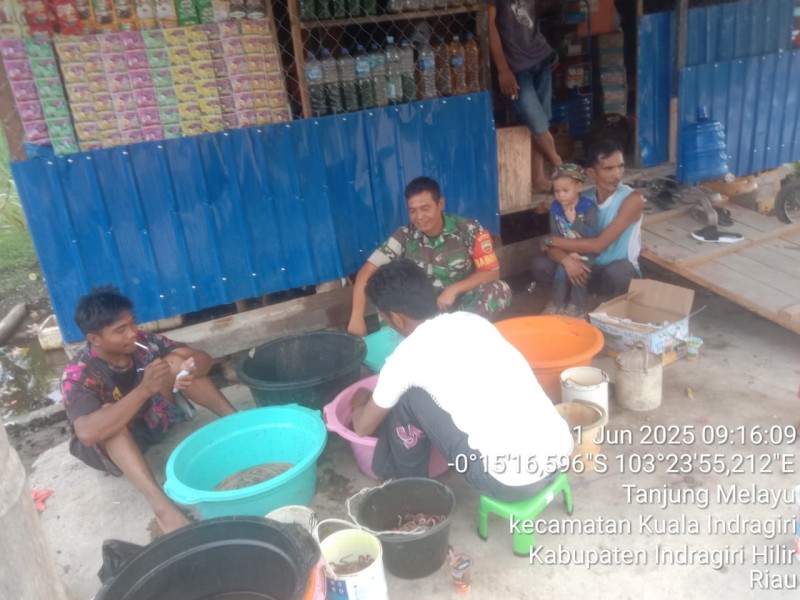 Babinsa Serda Ali Borkat Harahap Laksanakan Komsos untuk Meningkatkan Hubungan dengan Masyarakat