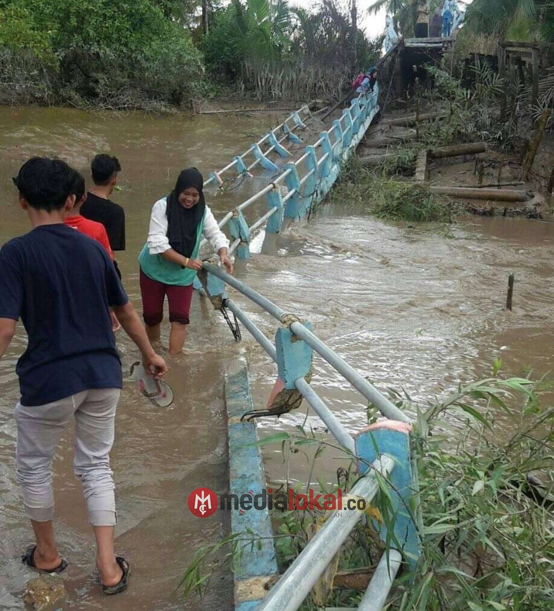 Diduga Dihantam Banjir, Jembatan di Reteh Inhil ini Ambruk