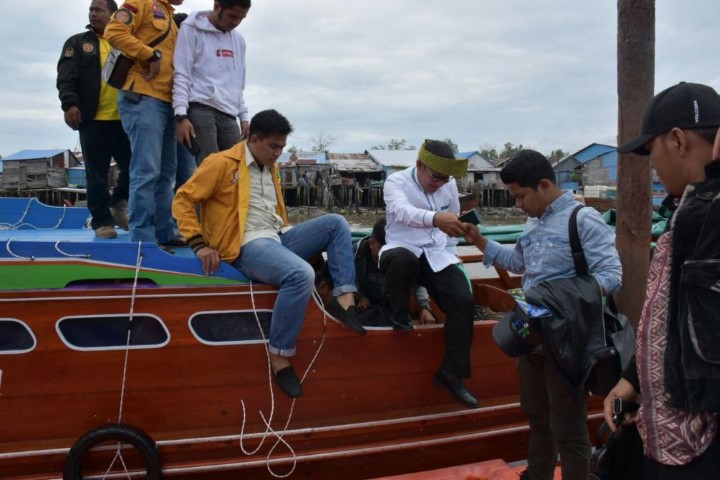 Lewati Perairan Inhil dan Laut Tanjung Datuk, Firdaus Rusli Nikmati Ayunan Gelombang