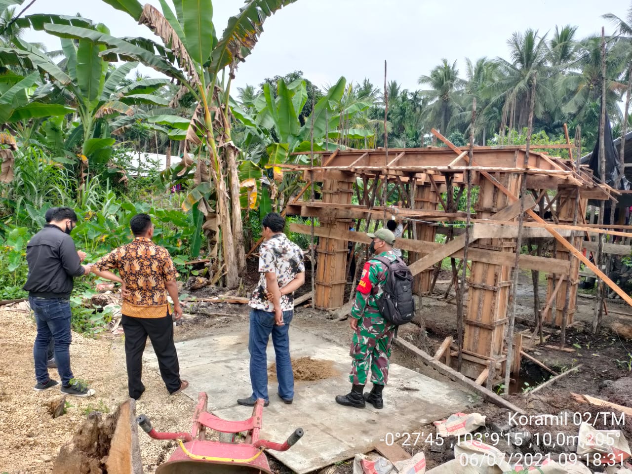 Serma R Boy Sitompul Lakukan Komsos dengan Staf Desa Simpang Tiga Daratan