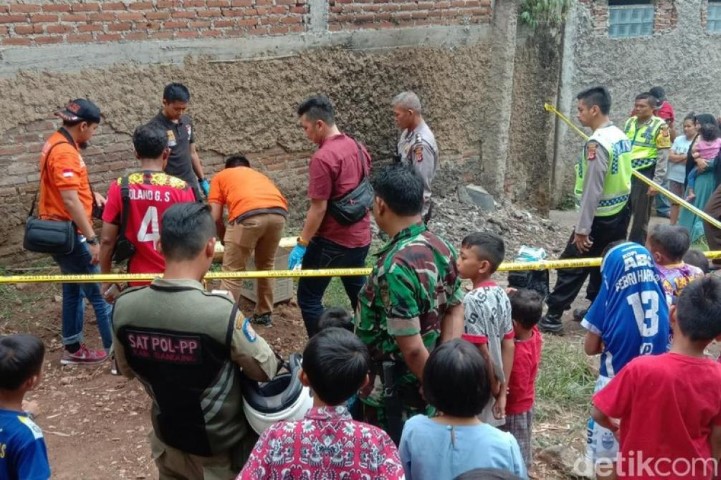Mayat Bayi Ditutup Tanah Kuburan Hebohkan Warga Bandung