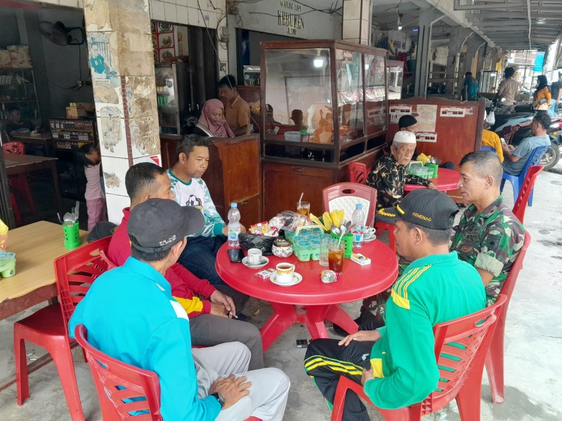 Dihari Jumat Berkah, Babinsa Koramil 07/Reteh Laksanakan Pengawasan SDM dan Silahturahmi dengan Masyarakat